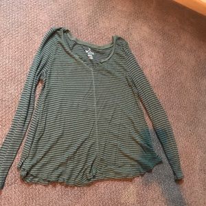 Long sleeve army green waffle texture shirt.